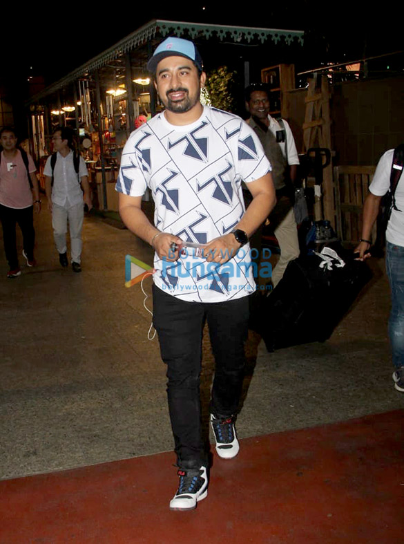 anushka sharma richa chadda and others snapped at the airport 4