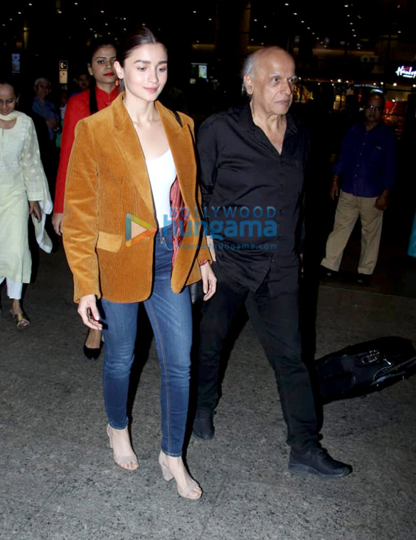 anushka sharma virat kohli alia bhatt and mahesh bhatt snapped at the airport 2