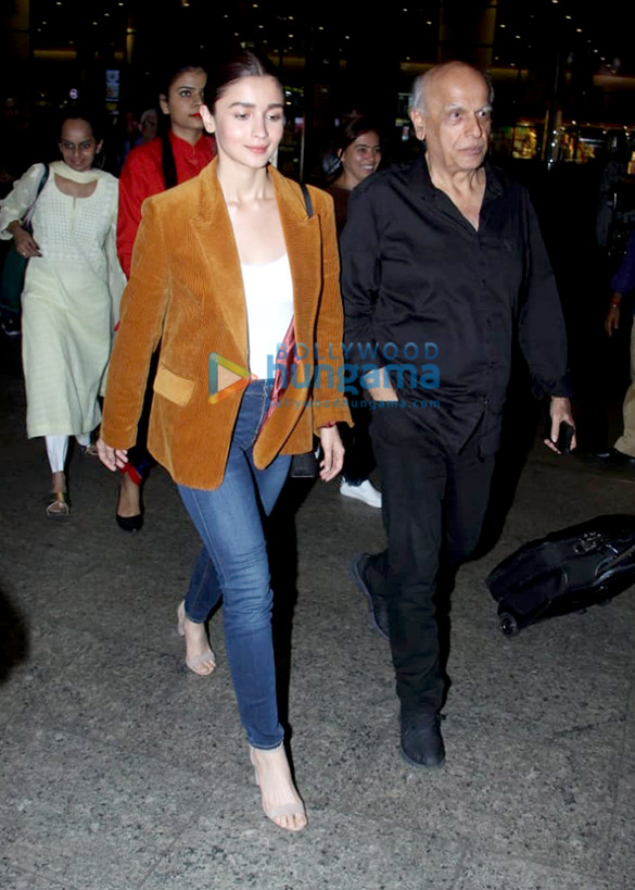 anushka sharma virat kohli alia bhatt and mahesh bhatt snapped at the airport 4