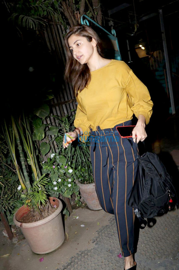 anushka sharma spotted at physioflex in versova 6