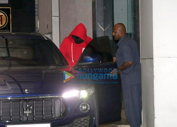 arjun kapoor snapped outside ashutosh gowarikars office in khar 1