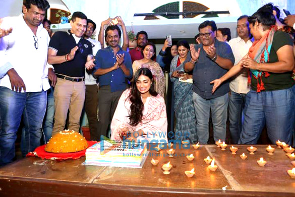 athiya shetty celebrating her birthday with the cast crew of motichoor chaknachoor in bhopal 1