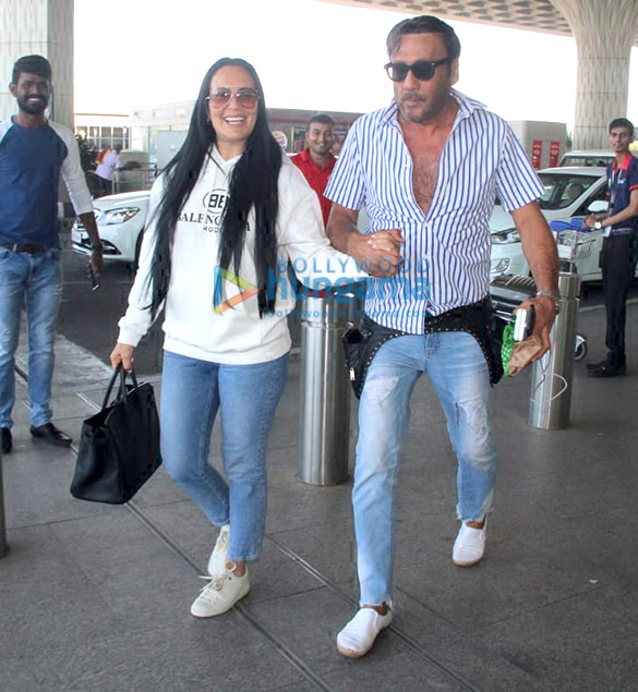 ayushmann khurrana raveena tandon and others snapped at the airport 3 2