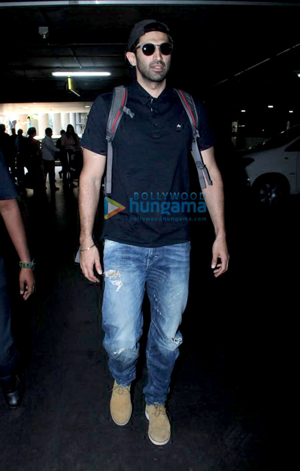 ayushmann khurrana raveena tandon and others snapped at the airport1 2