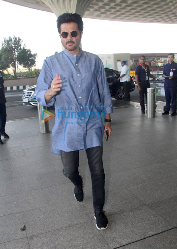 boney kapoor janhvi kapoor kajol and others snapped at the airport5 3
