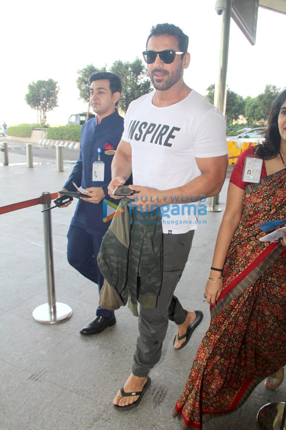 boney kapoor janhvi kapoor kajol and others snapped at the airport5 4