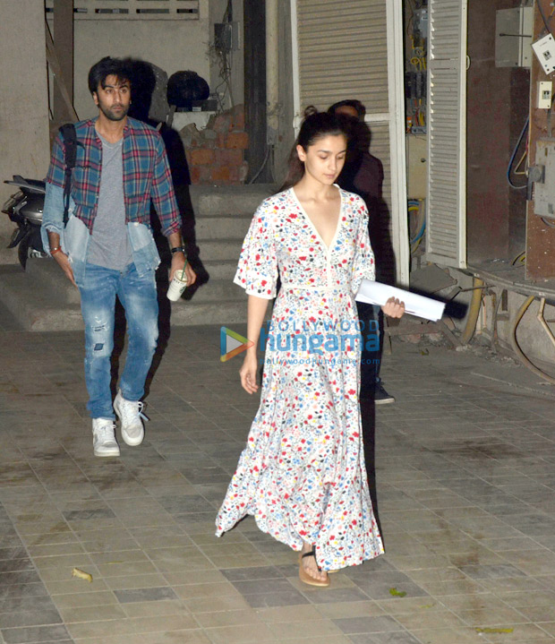 Ranbir Kapoor and Alia Bhatt sport casual attires as they step out together  : Bollywood News - Bollywood Hungama