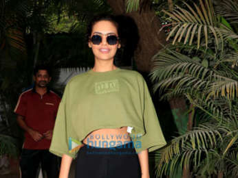 Esha Gupta snapped at Aram Nagar in Versova