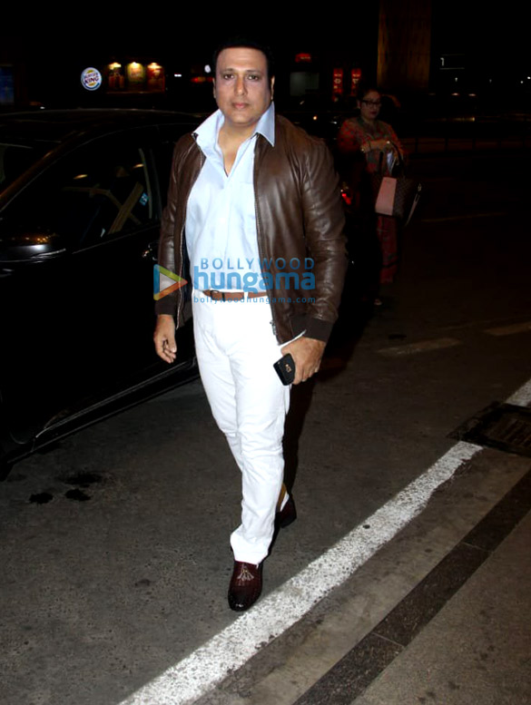 govinda snapped with his wife at the airport 4