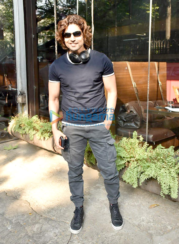 gurmeet choudhary spotted at silver beach cafe in juhu 02