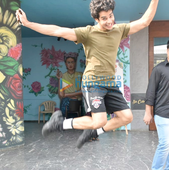 ishaan khatter and janvhi kapoor spotted at sucasa in bandra 5