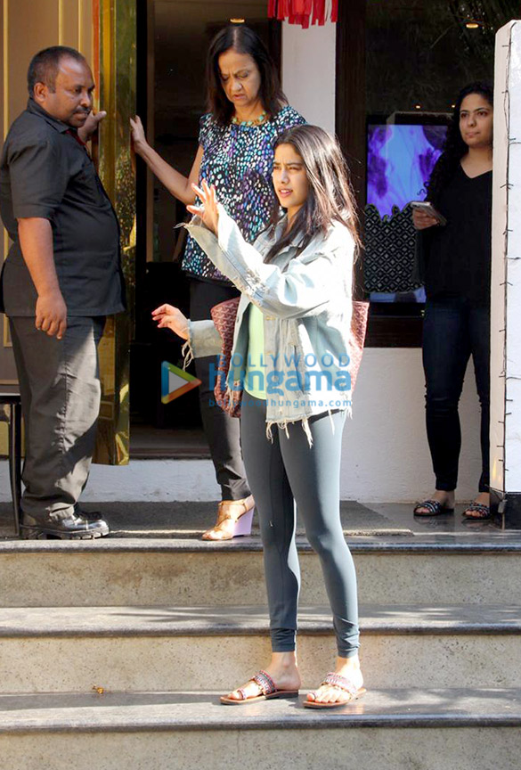 janhvi kapoor snapped at manish malhotras store 3