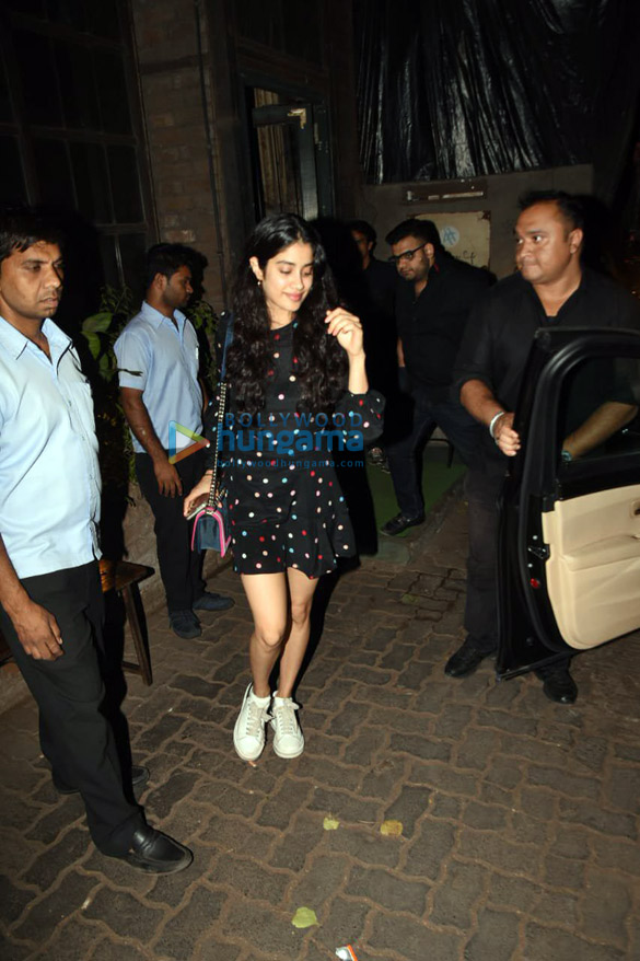 janhvi kapoor snapped at pali village cafe 1
