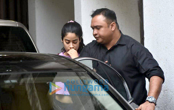 janhvi kapoor spotted at a clinic in bandra 6