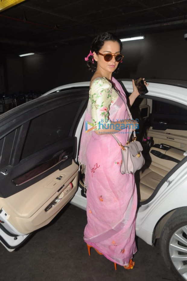 Kangana-Ranaut-in-Ami-Patel-x-Madhurya-creations-at-the-airport-(2)