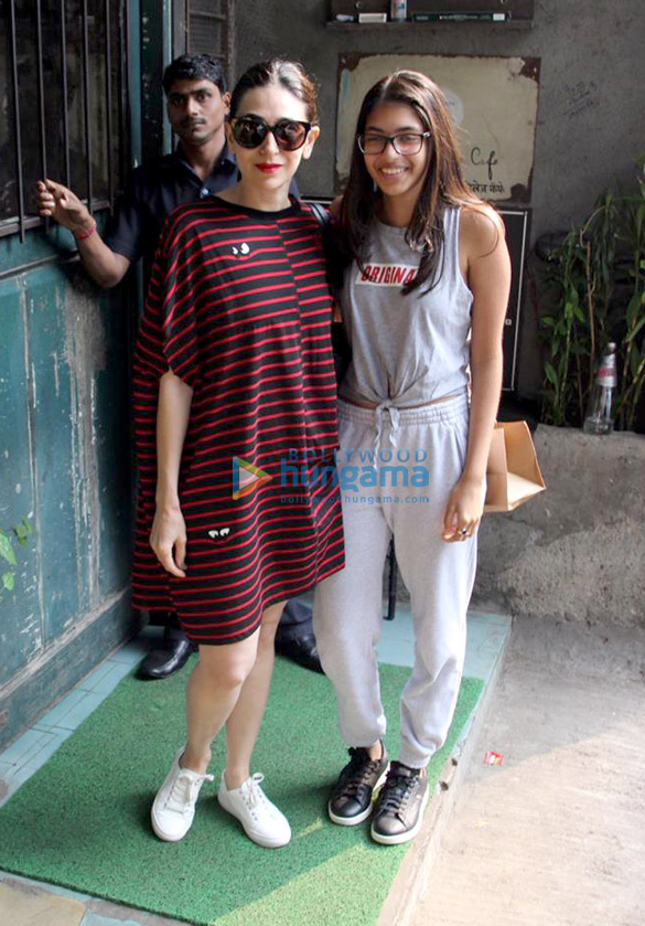 karisma kapoor spotted with her kids at pali village cafe 1