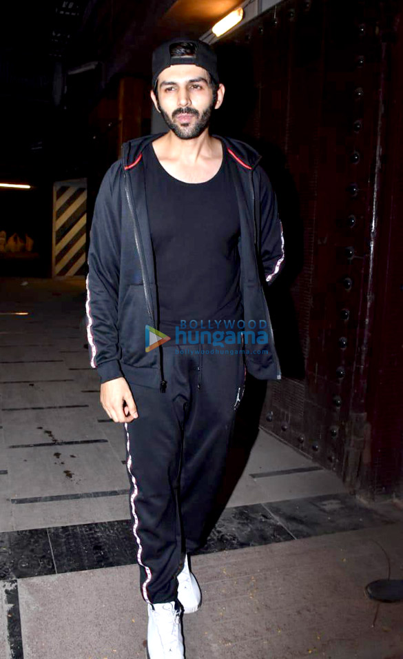 Kartik Aaryan and Nushrat Bharucha snapped at the gym in Juhu Kartik Aaryan and Nushrat Bharucha snapped at the gym in Juhu
