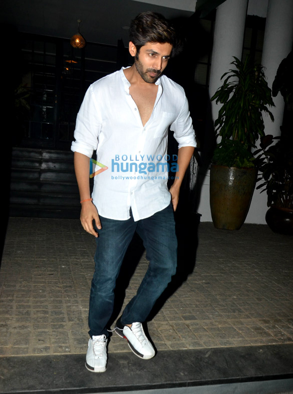 kartik aaryan snapped at soho house in juhu 4