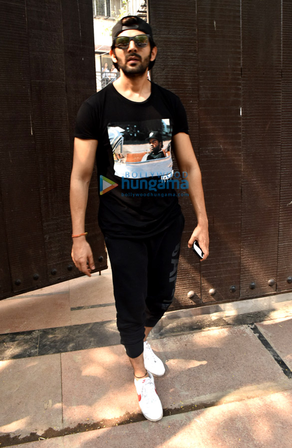 kartik aaryan snapped outside a gym in juhu 1