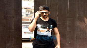 Kartik Aaryan snapped outside a gym in Juhu