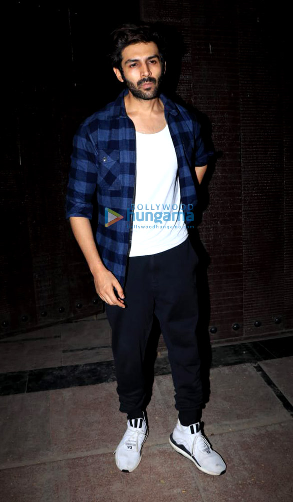 Kartik Aaryan spotted at the gym in Juhu Kartik Aaryan spotted at the gym in Juhu