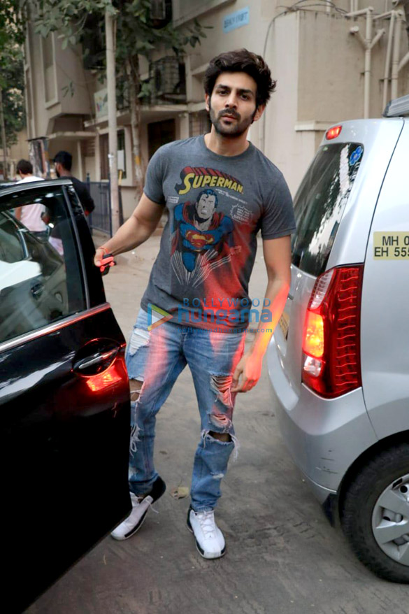 Kartik Aaryan spotted in Juhu Kartik Aaryan spotted in Juhu