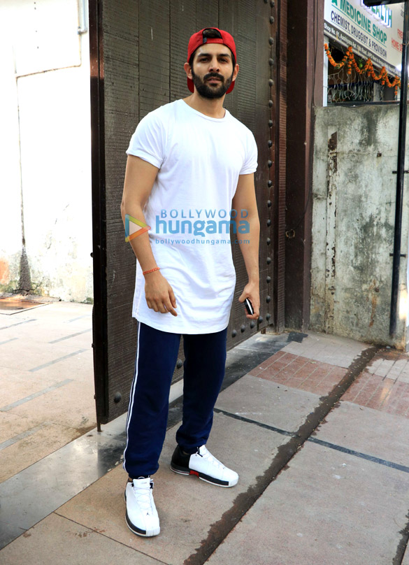 kartik aryan snapped outside a gym in juhu 1