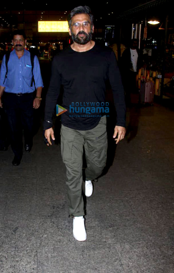 kriti kharbanda suniel shetty and taapsee pannu snapped at the airport 2