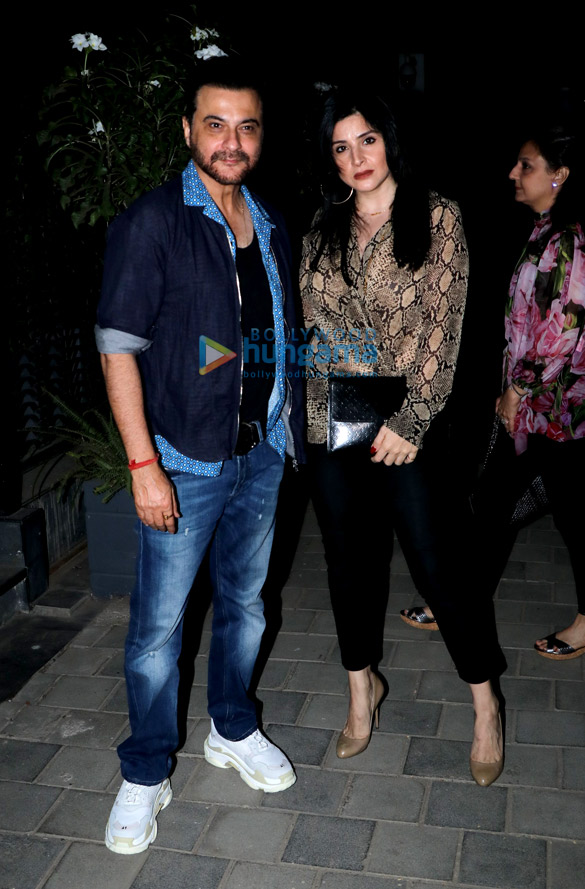 kriti sanon karan johar and others spotted after dinner in bandra 4