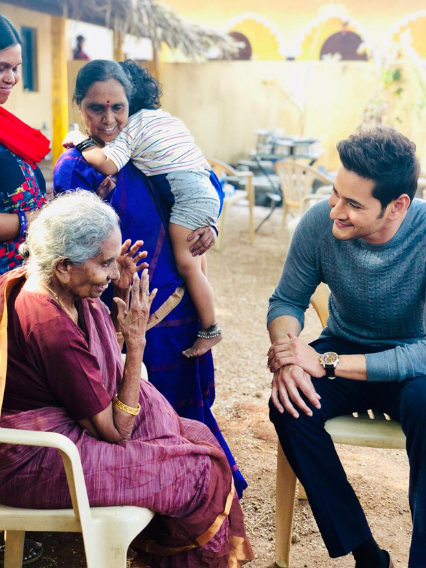 Maharshi - Mahesh Babu meets his 106 year old fan all the way from Rajahmundry on the sets of his film