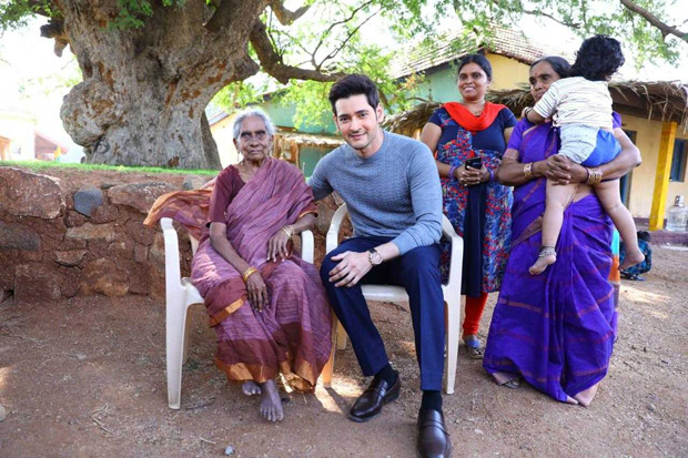 Maharshi - Mahesh Babu meets his 106 year old fan all the way from Rajahmundry on the sets of his film
