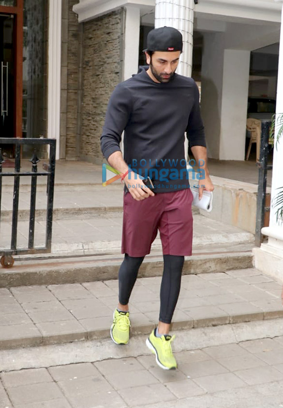 ranbir kapoor spotted in bandra 001 2