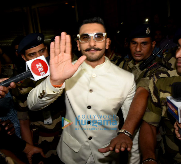 ranveer singh deepika padukone and parineeti chopra snapped at the airport 4