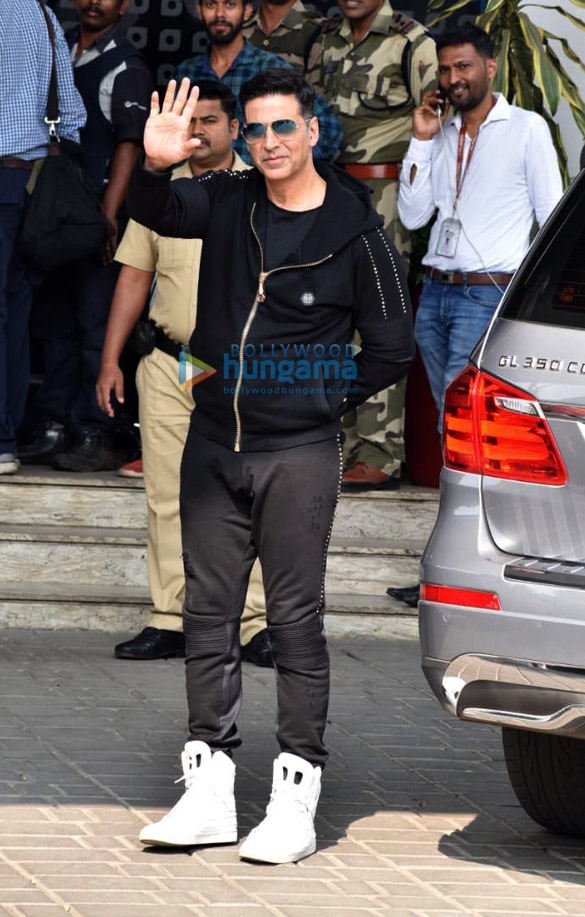 ranveer singh deepika padukone and others snapped at the airport 3 4