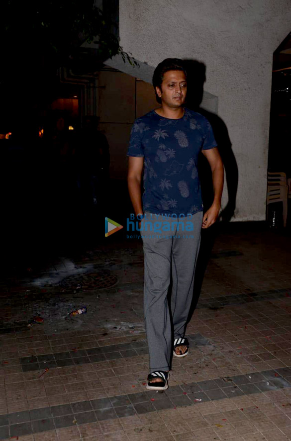 riteish deshmukh snapped in khar 4