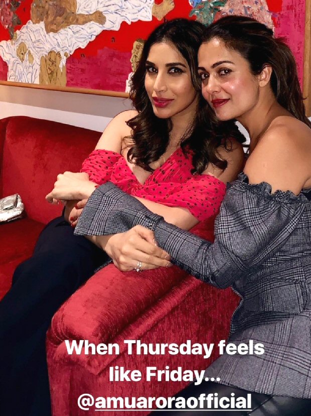 Rumoured couple Arjun Kapoor, Malaika Arora GET COZY as they begin the party season with Kareena Kapoor Khan and friends