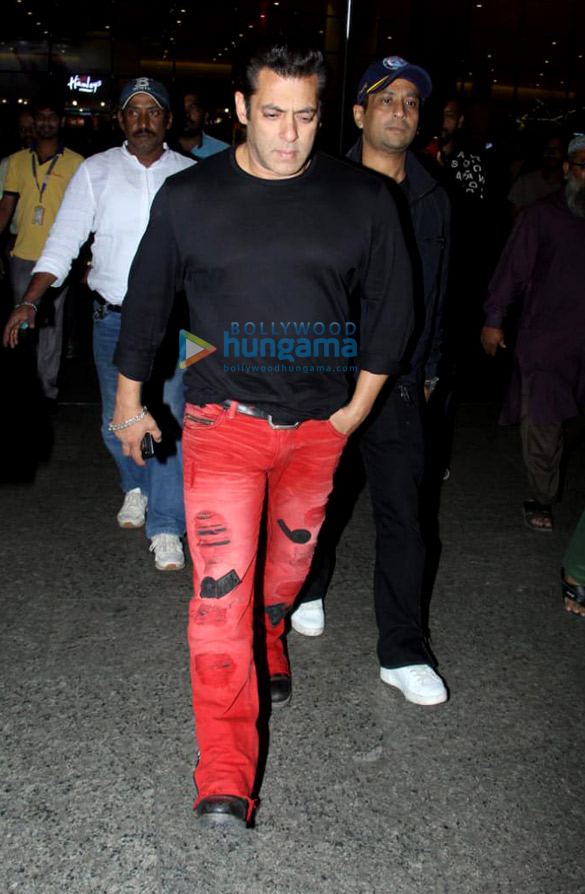 salman khan sunny deol kainaat arora and others snapped at the airport 1