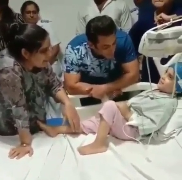 Salman Khan pays a visit to a child suffering from cancer Salman Khan pays a visit to a child suffering from cancer