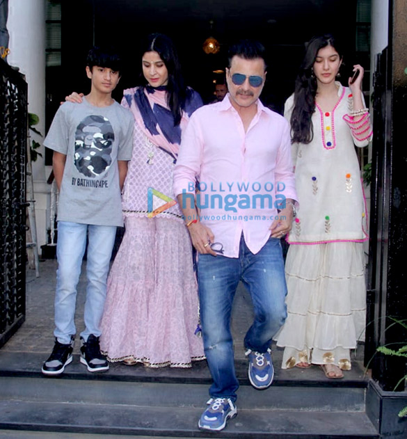 sanjay kapoor snapped with her family in juhu 1