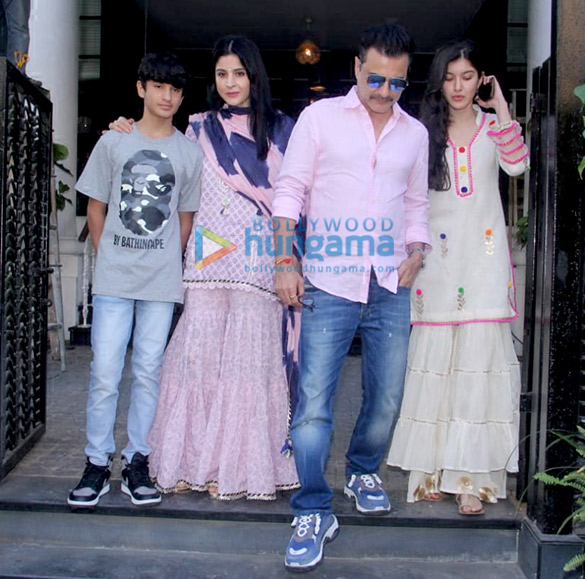 sanjay kapoor snapped with her family in juhu 3
