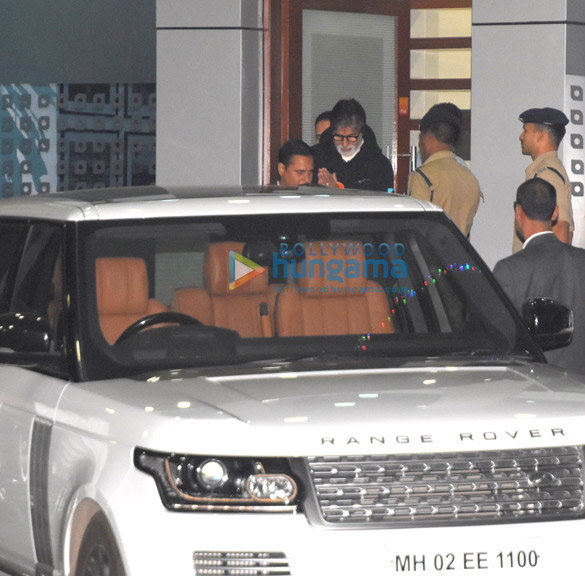 shah rukh khan kareena kapoor khan amitabh bachchan and others snapped at the airport 3