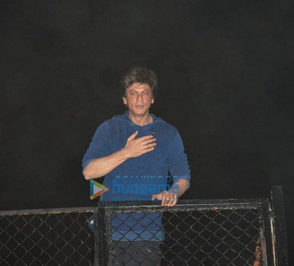 shah rukh khan greets his fans at mannat 1