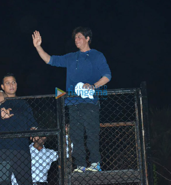 shah rukh khan greets his fans at mannat 3