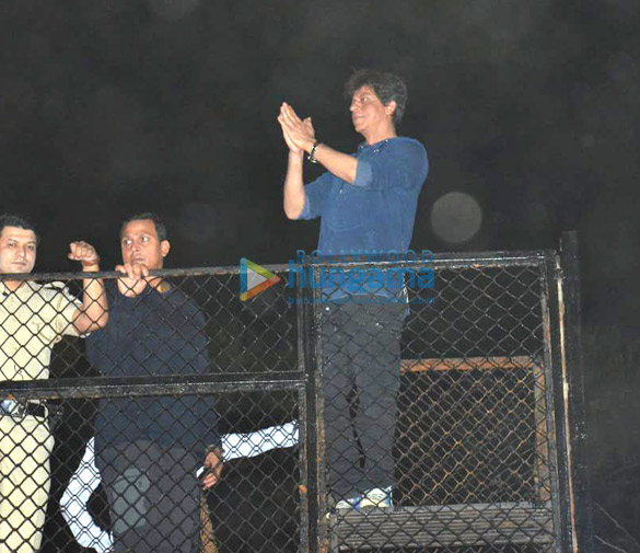 shah rukh khan greets his fans at mannat 9