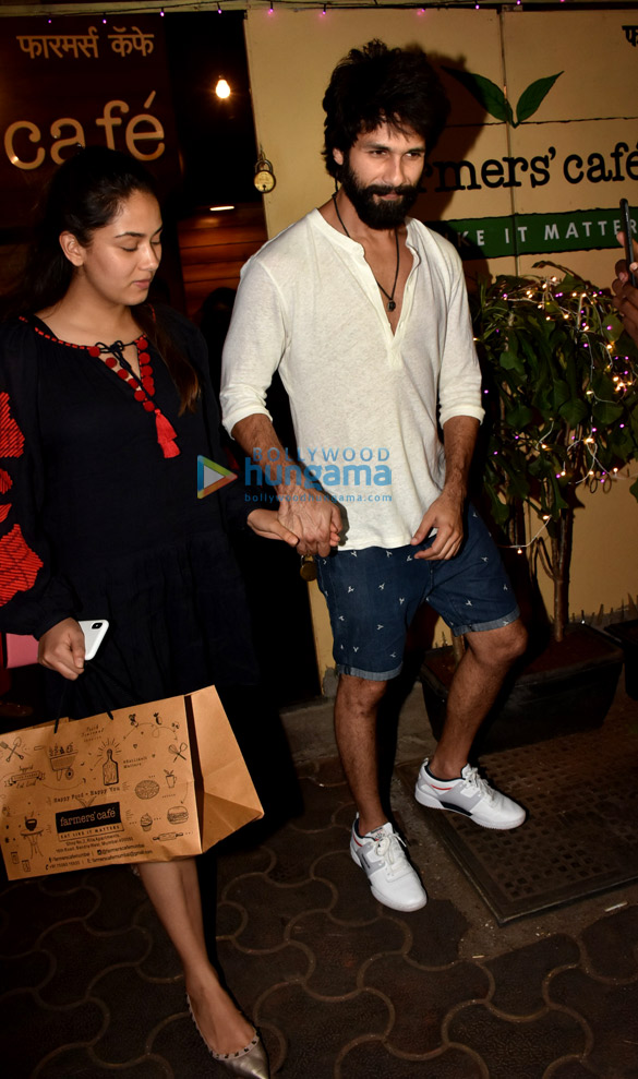 shahid kapoor and mira rajput spotted at farmers cafe in bandra 5