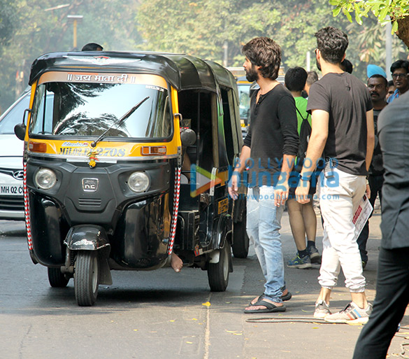 shahid kapoor spotted in bandra 4