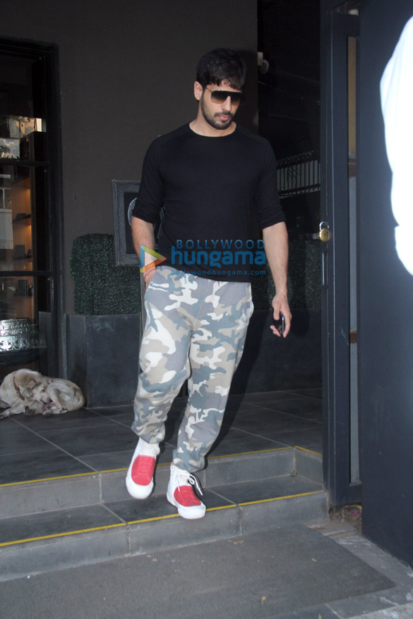 sidharth malhotra spotted at santacruz 4