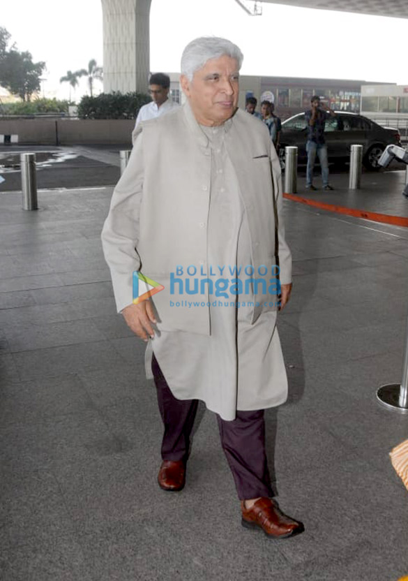 soha ali khan arjun rampal and javed akhtar snapped at the airport 3