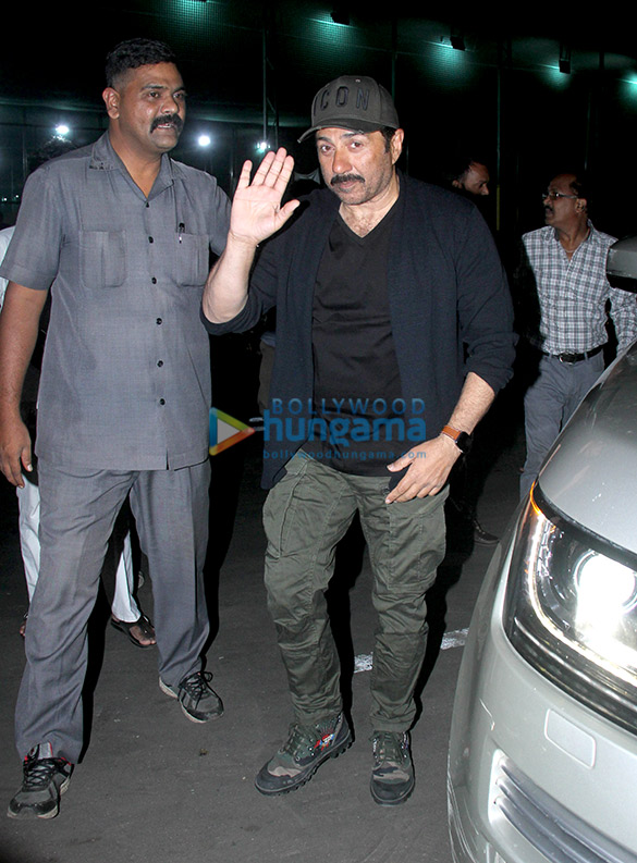 sunny deol and bobby deol snapped at hoot in juhu 4