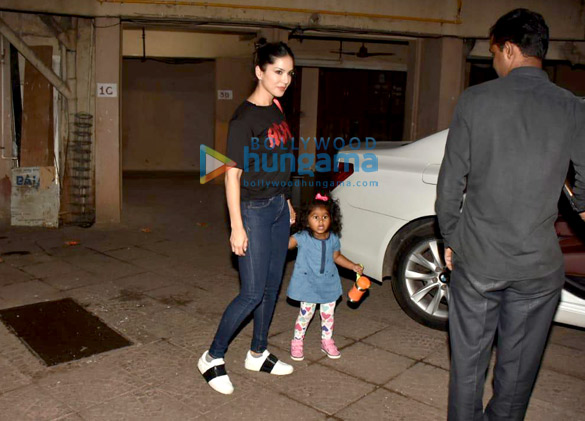 sunny leone snapped picking up her daughter from play school 1